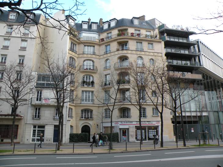  bel immeuble en pierres de taille, aux formes arrondies, boulevard Raspail